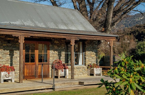 Albert Town House | Charming Stone Cottage - Wanaka Holiday Home