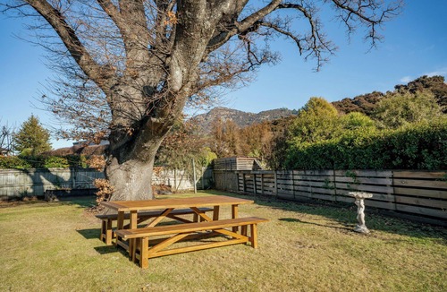Albert Town House | Charming Stone Cottage - Wanaka Holiday Home