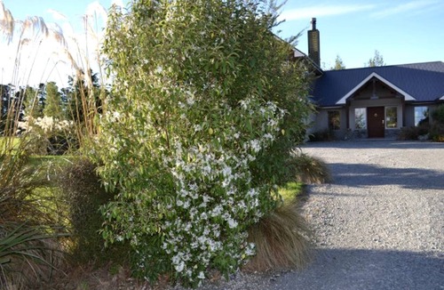 Windwhistle Cabin | Charming Weekend Getaway with Hillside and Mountain Views near Christchurch, New Zealand