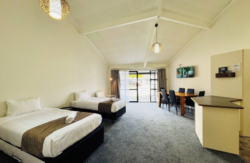 Two Mile Bay Hotel | Chelmswood Motel Taupo