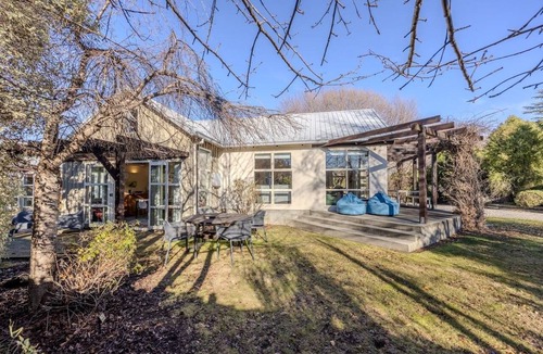 Wanaka House | Cherry Court Comfort | Big Family Home, Sleeps 10