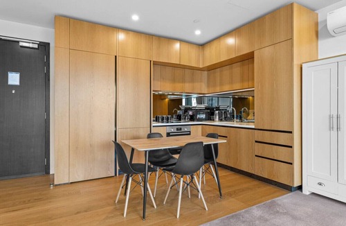 Auckland Central Business District Apartment | Chic 1-Bed Apartment with Secure Parking