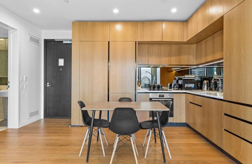 Auckland Central Business District Apartment | Chic 1-Bed Apartment with Secure Parking