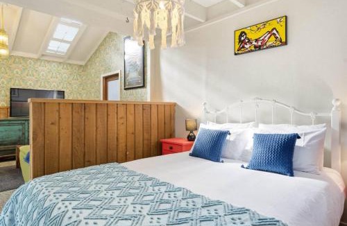 Whangaripo House | Chic Converted Barn in Matakana with Spa