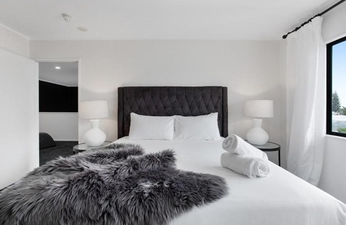 Manukau City Apartment | Chic Modern 2BR Heart of Manukau