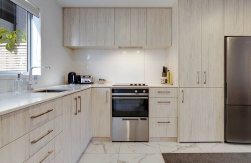 Te Atatu Peninsula Villa | Chic Peninsula Townhouse with Air-Con and Parking