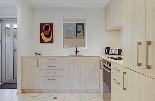 Te Atatu Peninsula Villa | Chic Peninsula Townhouse with Air-Con and Parking