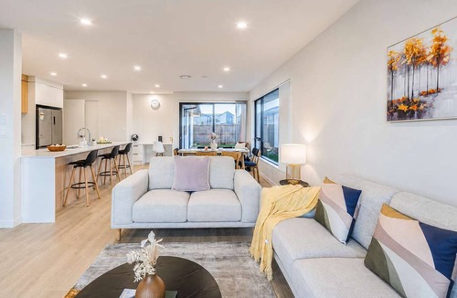Hornby Apartment | Christchurch Stay | Hot Tub & Billiards | Sleeps 9