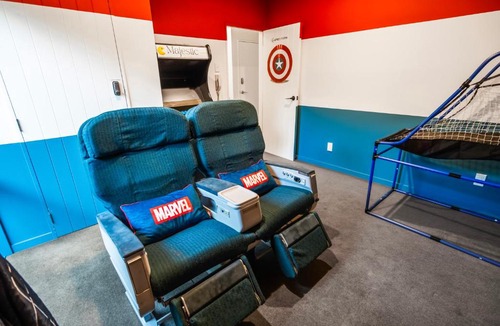 Linwood Villa | Cinema, Mini Golf, 6 Bedroom Bathroom ensuites, Games Room w Arcade and PS5, Doorstep Parking,