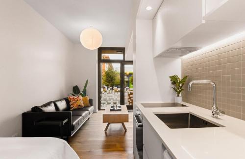Te Aro Apartment | City Central Retreat - Sleek Studio Living
