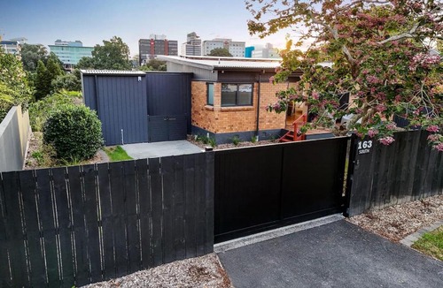 Hamilton East House | City Centre, Luxe Retreat, Outdoor Tub -By KOSH