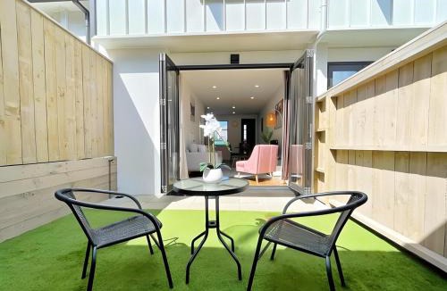 Grey Lynn House | City New Townhouse 2BR 2BA w yard, Parking & AC Heater pumb