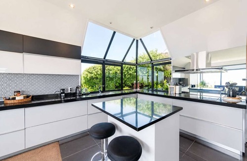 Cashmere House | City Views | 4BR | Sleeps 10 | Christchurch