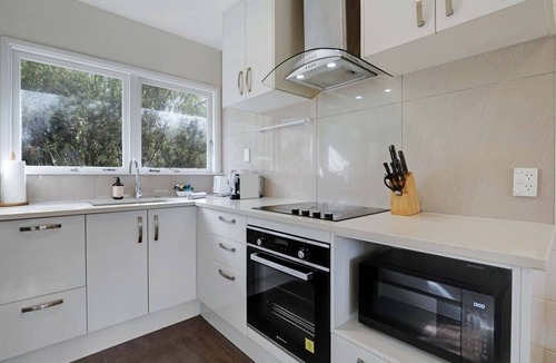 Greenlane Apartment | Classic Greenlane Unit with Parking and Air-Con
