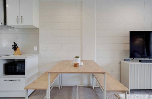 Greenlane Apartment | Classic Greenlane Unit with Parking and Air-Con