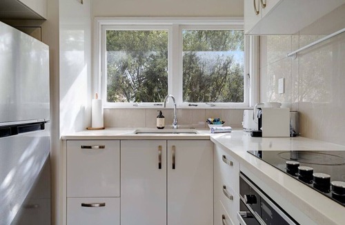 Greenlane Apartment | Classic Greenlane Unit with Parking and Air-Con