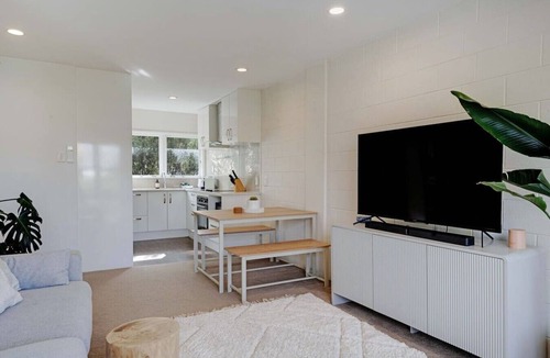 Greenlane Apartment | Classic Greenlane Unit with Parking and Air-Con