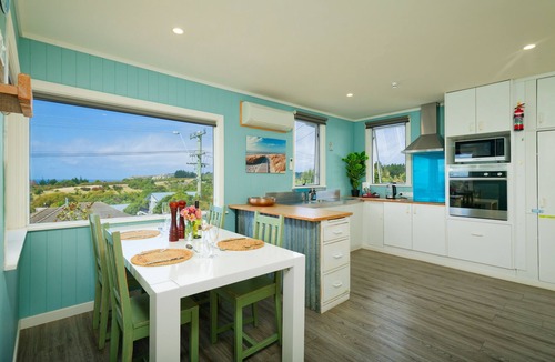 Kaikoura House | Classic Charm | Sea & Mountain Views | Family Fun - KK95170
