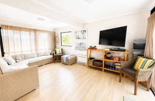 Waipu Cove House | Classic Kiwi Bach at Waipu Cove