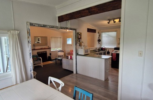 Raglan House | Classic Kiwi bach - Harbour View