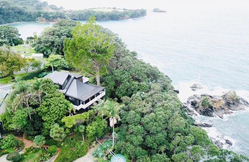 Leigh House | Clifftop Ocean Views with Pool - Leigh