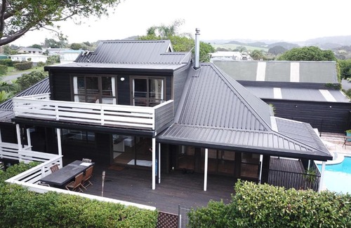 Leigh House | Clifftop Ocean Views with Pool - Leigh