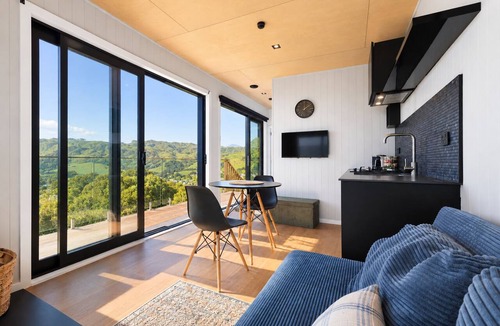 Pukerua Bay Cabin | Clifftop Tiny House Sea Views & Kāpiti Island