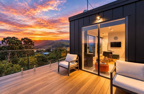 Pukerua Bay Cabin | Clifftop Tiny House Sea Views & Kāpiti Island