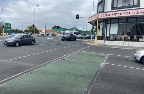 Te Atatu South Apartment | Close Motorway Free Breakfast Fabulous Views Self-contained Own deck Own parking