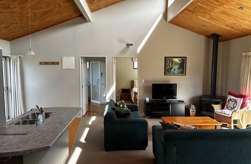 Kuratau House | Close to lake, 40 min to Whakapapa ski resort, all bed linen and towels included