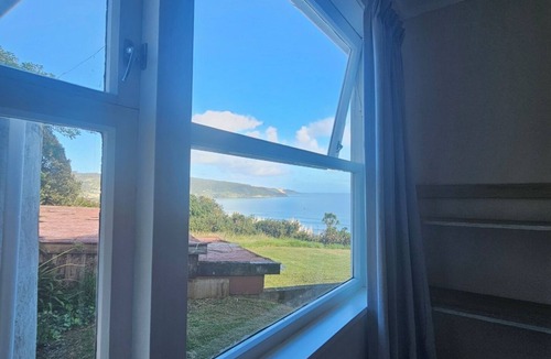 Ahipara House | Coastal Bach with Hot Outdoor Shower & Shipwreck Bay Surf & 90 Mile Beach Views