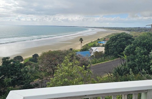 Ahipara House | Coastal Bach with Hot Outdoor Shower & Shipwreck Bay Surf & 90 Mile Beach Views