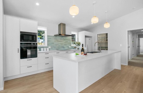 Tairua House | Coastal Drift - by the water