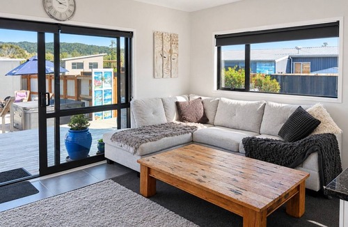 Whitianga House | Coastal Escape | Dogs, Boats & Sun