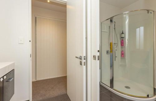 Christchurch House | Coastal Family Retreat Spacious 3BR Escape