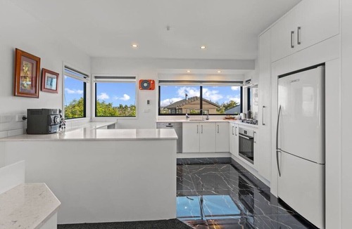 Browns Bay Apartment | Coastal Home with Rangitoto and Sea Views nr Beach