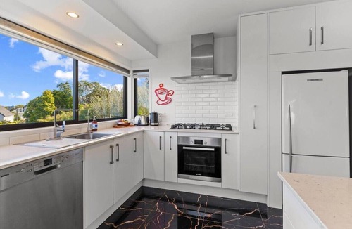 Browns Bay Apartment | Coastal Home with Rangitoto and Sea Views nr Beach