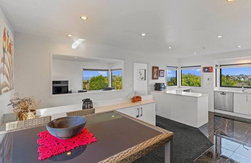 Browns Bay Apartment | Coastal Home with Rangitoto and Sea Views nr Beach