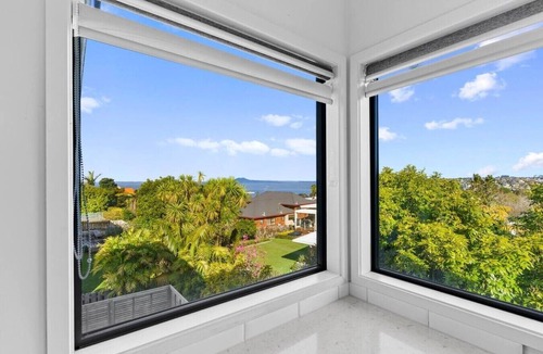 Browns Bay Apartment | Coastal Home with Rangitoto and Sea Views nr Beach