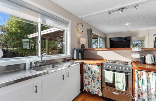 Waipu Cove House | Coastal Hideaway - Waipu Cove Holiday Home