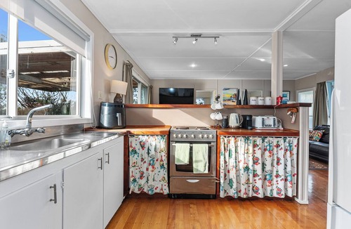 Waipu Cove House | Coastal Hideaway - Waipu Cove Holiday Home