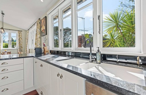 Bayswater Villa | Coastal Retreat close to Devonport Beaches