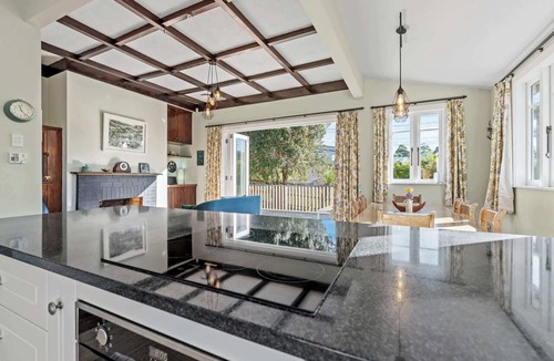 Bayswater Villa | Coastal Retreat close to Devonport Beaches