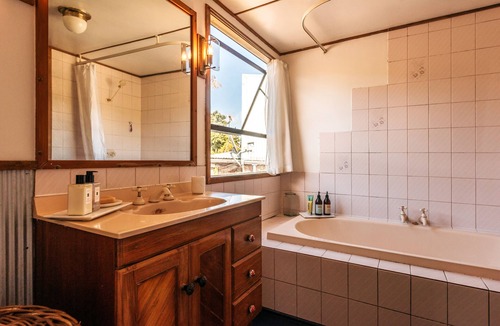 Surfdale House | Coconut Cottage Little Onoeroa