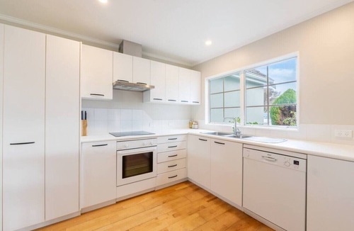 East Tamaki Heights House | Comfortable 3-Bedroom Home in East Tamaki Heights