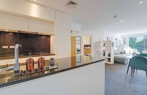 Eden Terrace Apartment | Comfortable city fringe Apt Near Basque Park