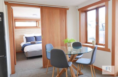 Orakei Apartment | Comfortable Cosy Apartment| by Furnished Rentals