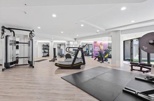 Takapuna Apartment | Comfortable & Spacious Apt Gym Tennis Carpark 6th Floor