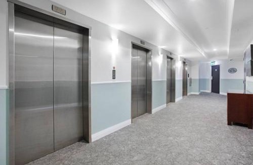 Takapuna Apartment | Comfortable & Spacious Apt Gym Tennis Carpark 6th Floor