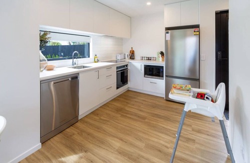 Sydenham House | Comfy Family Haven by Waltham Pool
